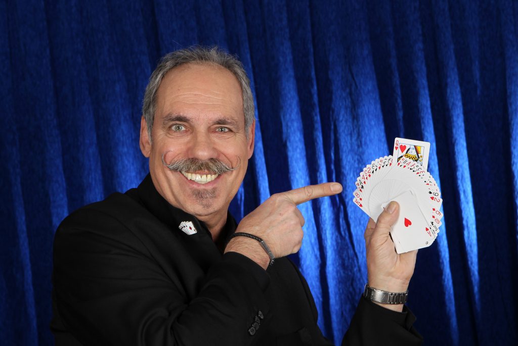 Franz präsentiert eine herausstehende Karte aus einem Kartendeck